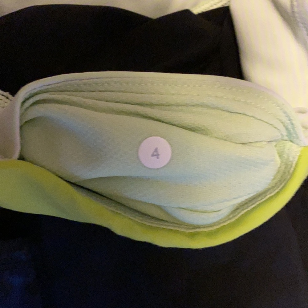 Black lululemon capris with green waistband size 4 - Picture 2 of 2